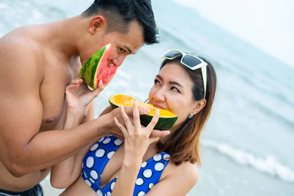 Retrato Una Joven Pareja Asiática Comiendo Sandía Playa Tropical Atardecer — Foto de Stock