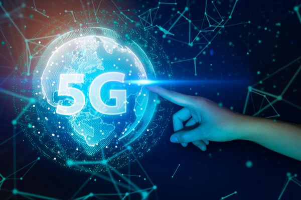 Evrensel ağa dokunan kadın eli ve uzay arka planında 5g ağ bağlantısı.