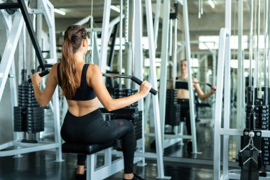 Jimnastik, spor, spor, spor konsepti gibi spor aletleriyle egzersiz yapan kadın. Spor salonunda esneme hareketleri yapan genç bir kadın. Sağlık konsepti değişikliği.