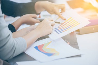 Açık uzay ofisinde dizüstü bilgisayarı olan iki kadın. İş kavramı. Takım çalışması süreci..