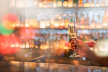 Masada bulanık arka plan karşısında şampanya bardakları. Kopyalama alanı. Bardakta duran şampanya ile kapanış alanı..