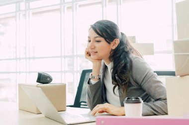 Küçük işletme girişimcisi KOBİ ya da ev konseptinde çalışan serbest çalışan kadın, yurtiçi ofiste çalışan genç kadın küçük işletme sahibi, çevrimiçi pazarlama paketleme ve dağıtım.