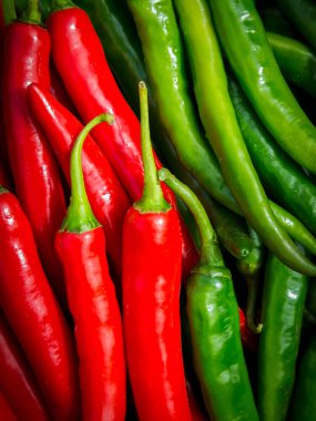 Kırmızı biberler ve yeşil biberler, seçici odaklanma. Tayland biberleri. Tayland yemekleri..