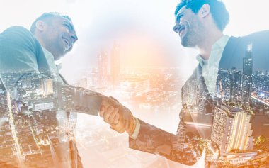 İnovasyon işi ile beyin fırtınası yapan işçilerin el sıkışması iki kez görülebilir. konsept başarı yatırımı. İş Adamları El sıkışma Anlaşması Kavramı.