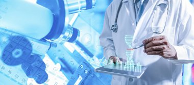 Tıp teknolojisi ve fütüristik kavram. Tıp doktoru tablet üzerindeki elektronik tıbbi kayıtlara dokunuyor. Hologram modern sanal ekran arayüzü üzerindeki DNA testinin sonuçlarını kontrol eden doktor..