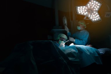 Ameliyat ekibi ameliyathanede..