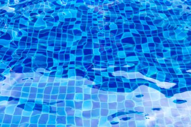 Mavi su ile havuzun bulanık yüzeyi. Soyut arkaplan.