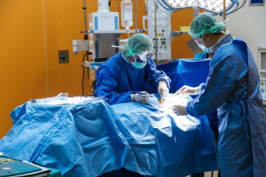 Modern ameliyathanede Cerrahi Ameliyat Yapan Tıbbi Ekip