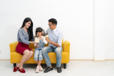 Mutlu Asyalı Aile birlikte aktiviteler yapıyor, aile kavramı..