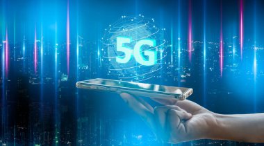 Büyük veri ve IoT (Şeylerin İnternet 'i) kavramı. Şehir ve iletişim ağı.