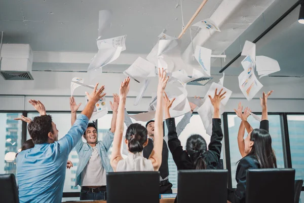 Multiétnica Diversificada Grupo Empresários Comemorando Jogando Papéis Divertindo Escritório Pessoas — Fotografia de Stock