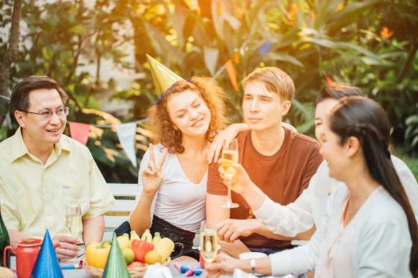 Familia Amigos Reunieron Mesa Cocinar Barbacoa Aire Libre Para Grupo —  Fotos de Stock