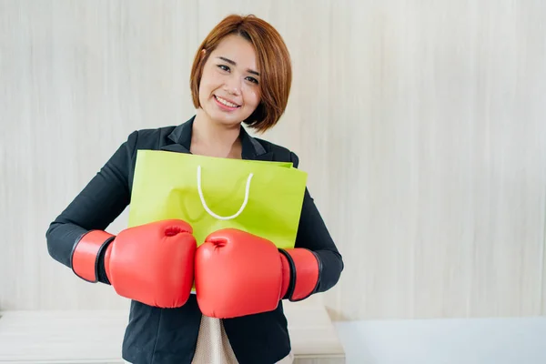 Mooie Vrouwen Met Bokshandschoenen Boodschappentassen Winkelconcept — Stockfoto