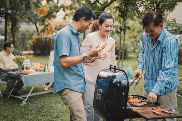 Família Amigos Reunidos Mesa Cozinhar Churrasco Livre Para Grupo Amigos — Fotografia de Stock