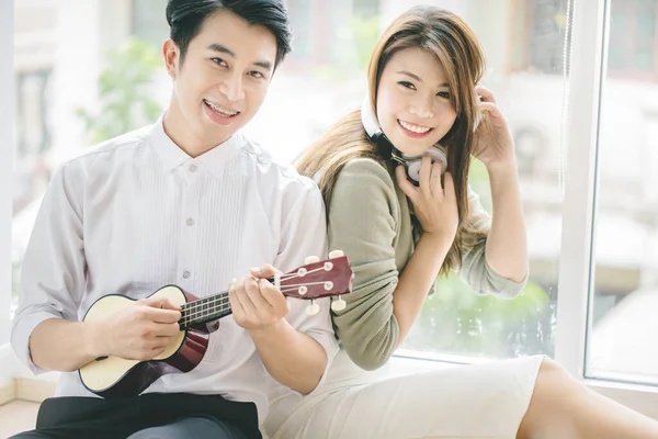 Parejas Asiáticos Jóvenes Hombres Mujeres Tocando Guitarra Con Relajante Felicidad — Foto de Stock