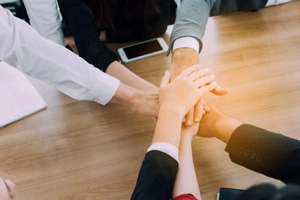 Jovens Empresários Unindo Mãos Lidando Fusão Aquisição Concepts Happy Colegas — Fotografia de Stock