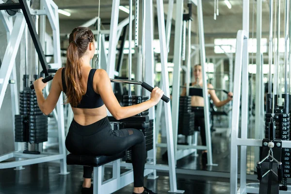 Fitness Kobieta Treningu Pokazuje Ćwiczenia Urządzenia Ćwiczeń Siłowni Koncepcji Fitness — Zdjęcie stockowe
