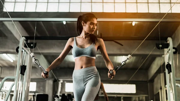 Mujer Fitness Joven Haciendo Ejercicio Con Máquina Ejercicios Gimnasio — Foto de Stock