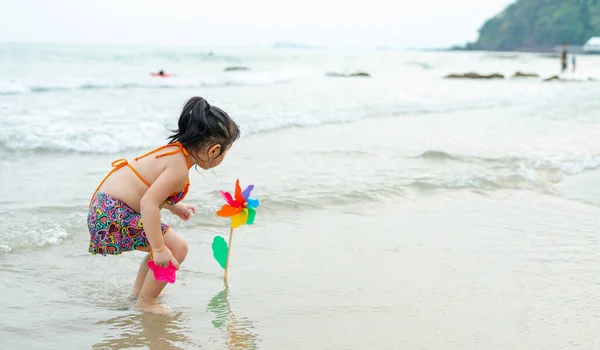 Маленькая Азиатка Играет Пляже Разноцветным Вертушкой — стоковое фото