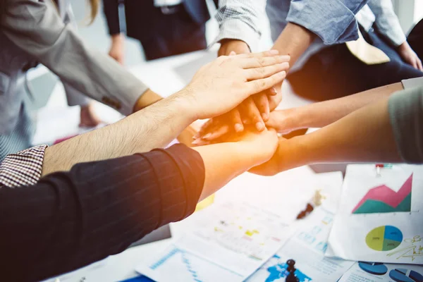 Zakenmensen Slaan Handen Ineen Tijdens Hun Meeting Succes Winnend Concept — Stockfoto