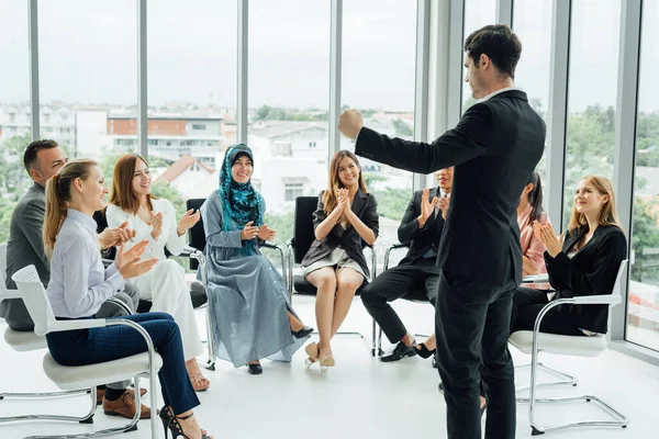 Moslim Vrouw Spreekt Kantoor Business Startup Presentatie Strategie Mensen Concept — Stockfoto