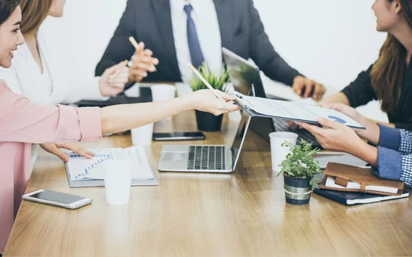 Grupo Jóvenes Colegas Negocios Asiáticos Discusión Informal Equipo Puesta Marcha — Foto de Stock