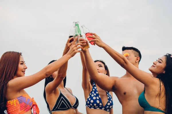 Grupo Jóvenes Felices Bebiendo Playa Atardecer Del Verano —  Fotos de Stock