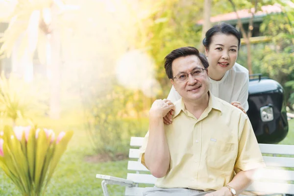 Hermosa Pareja Ancianos Asiáticos Parque Otoño Retrato Pareja Mayor Sentada — Foto de Stock