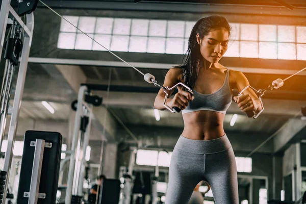 Joven Asiática Fitness Mujer Haciendo Ejercicio Con Máquina Ejercicio Gimnasio — Foto de Stock