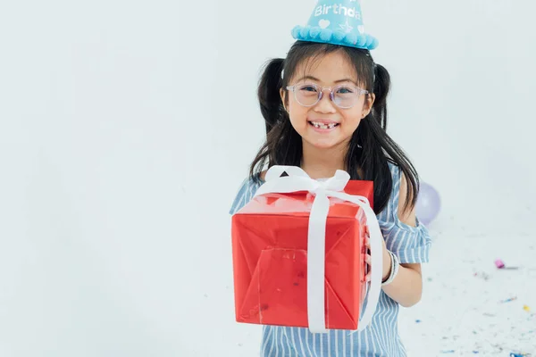 Menina Asiática Feliz Sorriso Segurando Caixa Presente Vermelho Fundo Branco — Fotografia de Stock