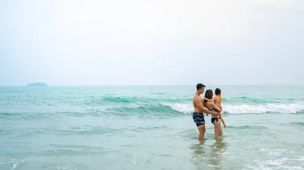 Feliz Familia Asiática Abrazando Largo Del Borde Del Mar Playa — Foto de Stock