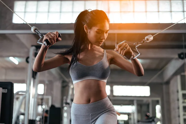Young Asian Fitness Woman Working Out Exercise Machine Gym — ストック写真