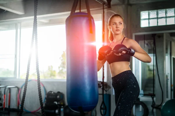 Joven Mujer Deportiva Perforando Bolsa Pesada Gym Kickboxing Mujer Saco —  Fotos de Stock