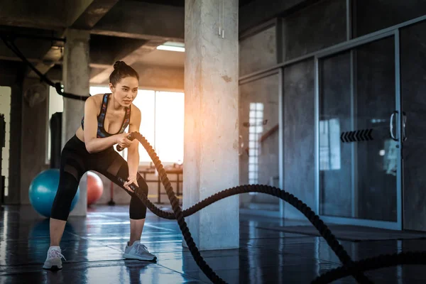 Joven Asiática Chica Entrenamiento Con Batalla Cuerdas Cross Fit Gimnasio — Foto de Stock