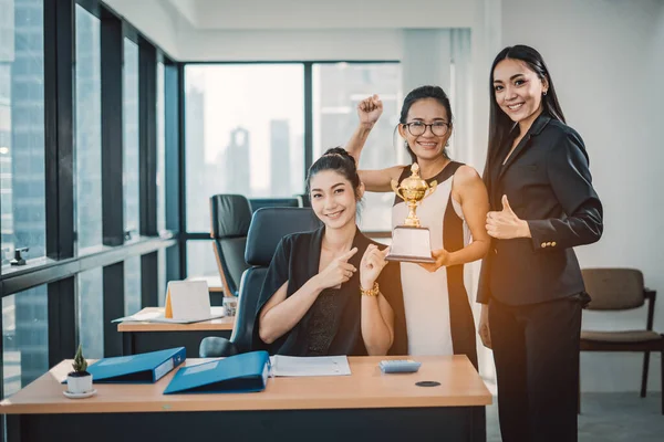 Conceito Mulheres Negócios Bem Sucedidas Felizes Mulher Negócios Grupo Jovem — Fotografia de Stock