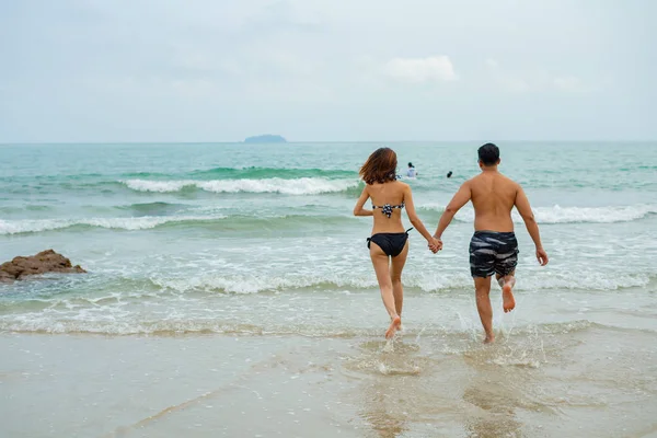 Feliz Pareja Alegre Que Divierten Corriendo Mar Juntos Las Vacaciones — Foto de Stock