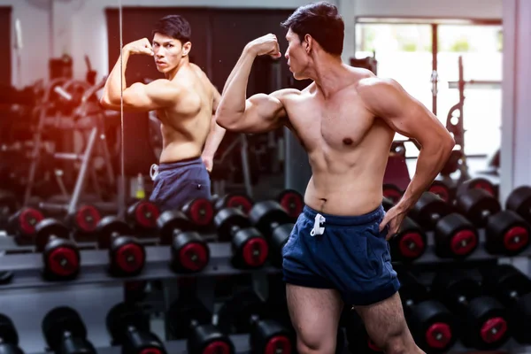 Spierman Poseren Voor Spiegel Sportschool Concept Voor Gezondheid Van Het — Stockfoto