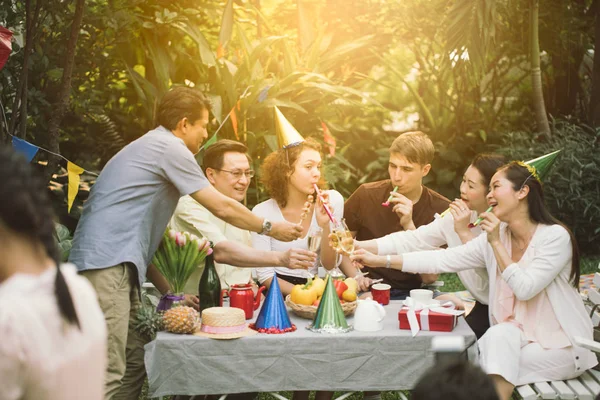 Familia Amigos Reunieron Mesa Cocinar Barbacoa Aire Libre Para Grupo —  Fotos de Stock