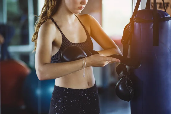 Joven Mujer Deportiva Perforando Bolsa Pesada Gym Kickboxing Mujer Saco —  Fotos de Stock