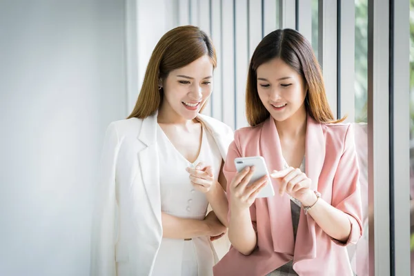 아시아인 사업가들은 온라인으로 온라인 쇼핑을 하면서 여성들 수있는 태블릿을 가지고 — 스톡 사진