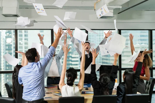 Multiétnica Diversificada Grupo Empresários Comemorando Jogando Papéis Divertindo Escritório Pessoas — Fotografia de Stock