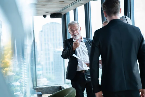 Møte Diskusjon Konsept Business Folk Som Kommuniserer Offiseren Modig Forretningsmann – stockfoto