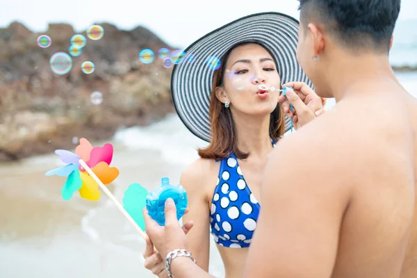 Joven Pareja Asiática Luna Miel Divirtiéndose Con Burbujas Molinete Playa — Foto de Stock