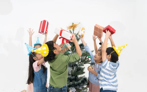 Glückliche Kinder Werfen Buntes Konfetti Den Zimmer Gruppe Von Kindern lizenzfreie Stockbilder