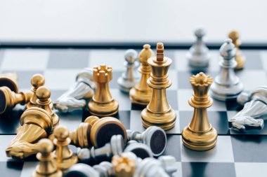 Satranç tahtası üzerinde satranç oyunu iş metaforu liderliği için. Fikirler ve rekabet ve strateji için satranç tahtası oyunu, iş başarısı konsepti.