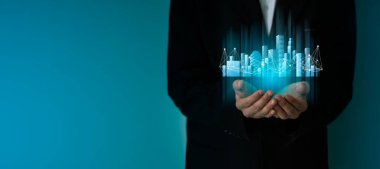 Akıllı hizmetleri ve simgeleri olan, internet, ağlar ve koruma konsepti olan akıllı bir şehri elinde tutan iş adamı..