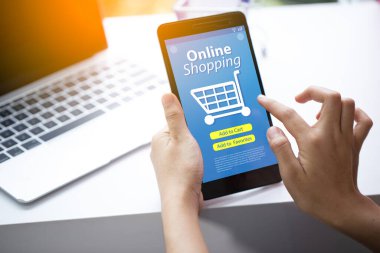 Akıllı telefon internetten kadın eli alışverişi. Ödemeler çevrimiçi. Mobil ekranda ağ bağlantısı.