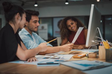 İş dünyasında planlama, risk ve strateji. İş adamları Planlama Stratejisi Analizi Konsepti ile tanışıyor. Yönetici iş adamları, yatırım planlama projesiyle ilgili konferans için beyin fırtınası yapıyor..