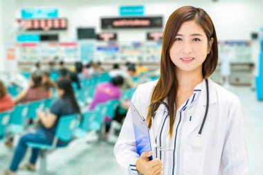Hastane geçmişinde güzel bir kadın doktor..