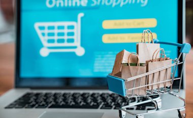 Çevrimiçi alışveriş ve iot (şeylerin interneti) kavramı. Dizüstü bilgisayarda bir tramvayda kutular. Çevrimiçi alışveriş ve çevrimiçi alışveriş fikirleri tüketicilerin İnternet üzerinden doğrudan bir satıcıdan mal satın almalarıdır.